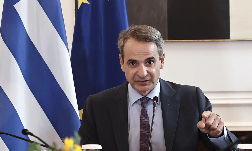 Μαξίμου: Έκτακτη σύσκεψη υπό τον πρωθυπουργό αύριο για την οπαδική βία μετά τον τραυματισμό του αστυνομικού